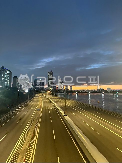 carfree road,night view,freeway,Han River Bridge,city,Hangang Bridge night view,Olympic Boulevard,urban,night view of the road,road name,cityscape