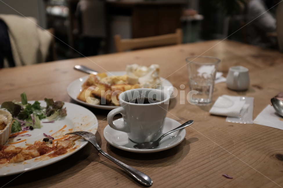 saucer,받침접시,pottery,도기류,coffeecup,커피컵,cup,컵,spoon,숟가락,cutlery,주방용칼,커피,블랙커피,blackcoffee,desert,후식,디저트
