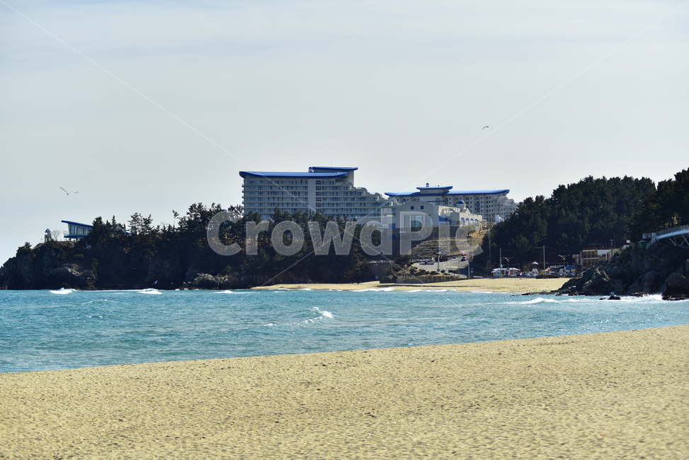 바닷가,바닷가풍경,백사장,모래,호텔,파도,푸른바다,파란바다,sea,beach,hotel,bluebeach,sand,whitesand,seashore,seashorelandscape