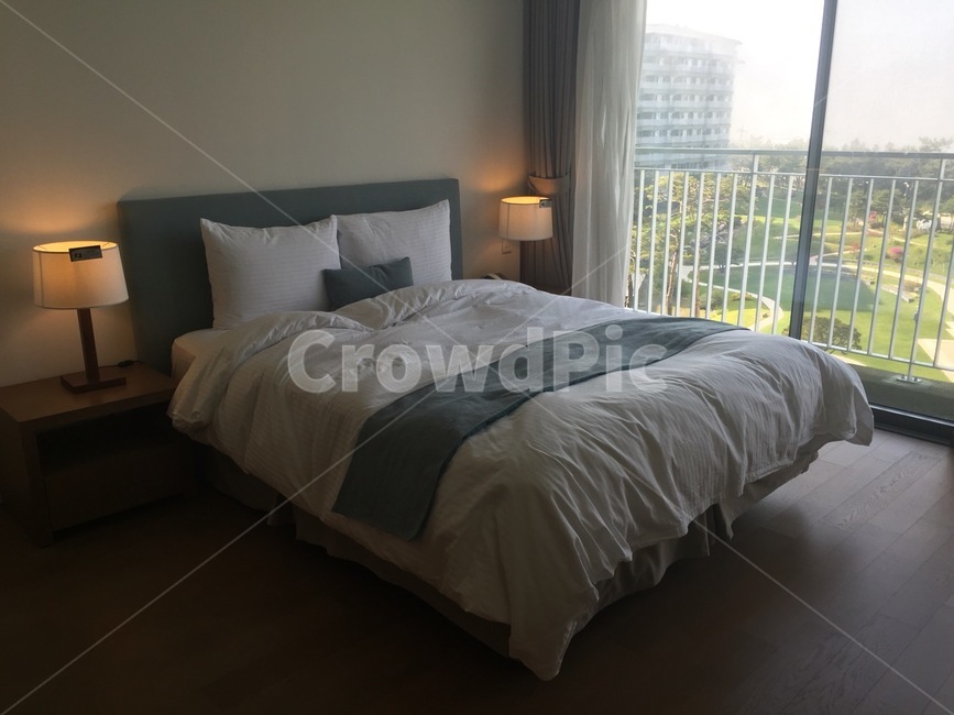 침대,안방,쉼,bed,room,bedroom,emptyroom,pillow,blanket,quilt,balcony,lamps,전등,방,힐링,잠,sleep,nap,sunny,house,home,sweetroom,sweethome,hotel,resort,리조트,호텔,queenbed,스위트룸,숙소,집,인테리어,interiors,베개,이불,인테리어,실내디자인,interior design