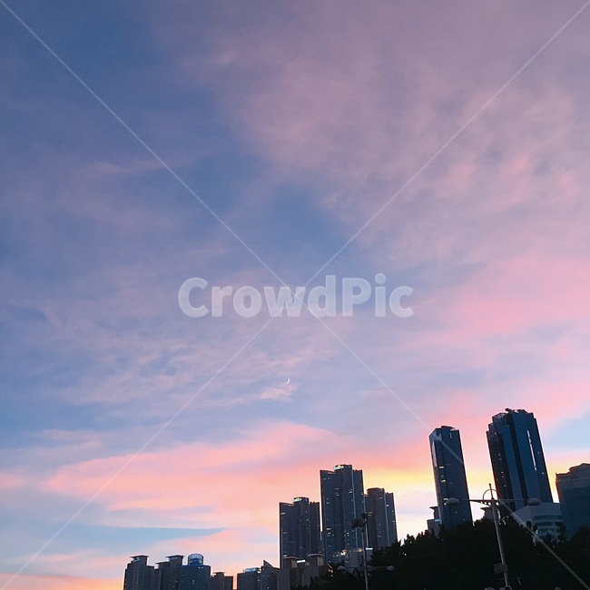 달,노을,하늘,건물,구름,붉은하늘,sky,nature,새벽,sunset,redsky,도시,풍경,city,landscape