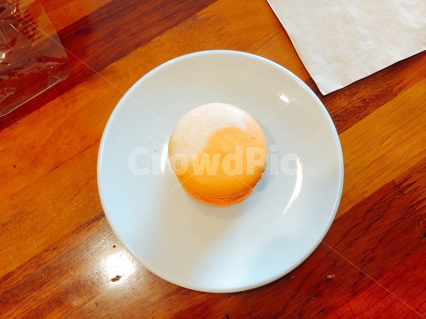 디저트,마카롱,간식,달달한,쿠키,과자,빵,흰접시,음식,후식,노랭,색감,색상,색깔,macaroon,snack,sweet,cookies,sweets,bread,whiteplate,food,dessert