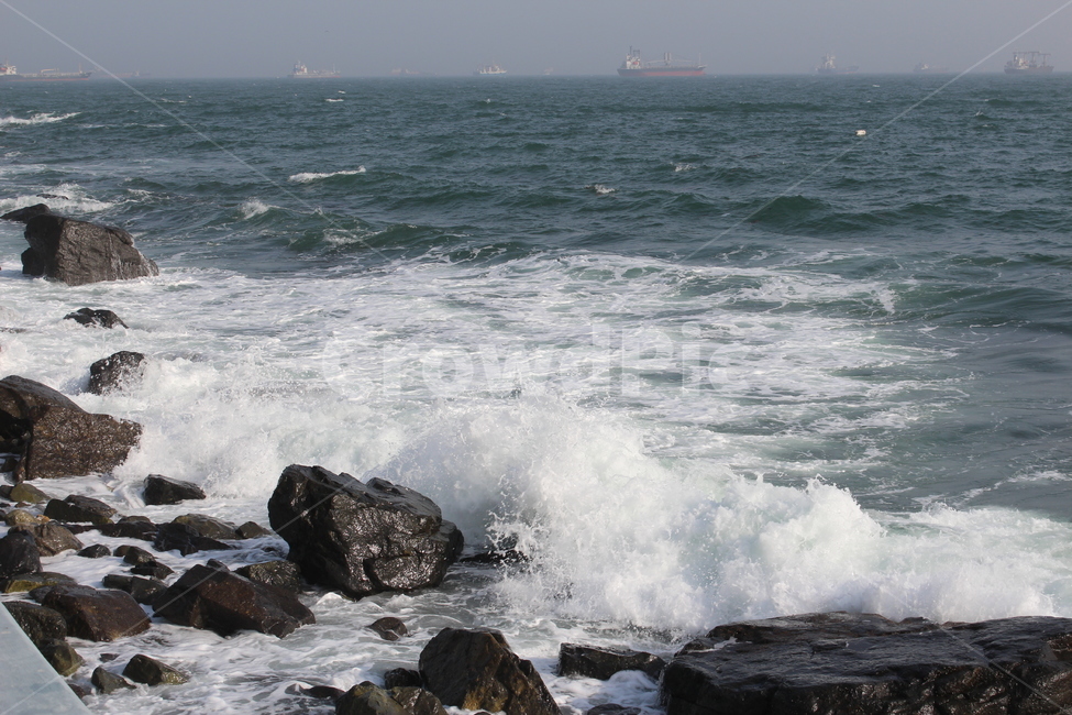 바닷가,갯바위,파도,파도치는바다,바위와파도,자연,풍경,nature,landscape,sea,바다,outdoors,옥외,ocean,대양,water,물,transportation,교통,boat,보트,vehicle,차량