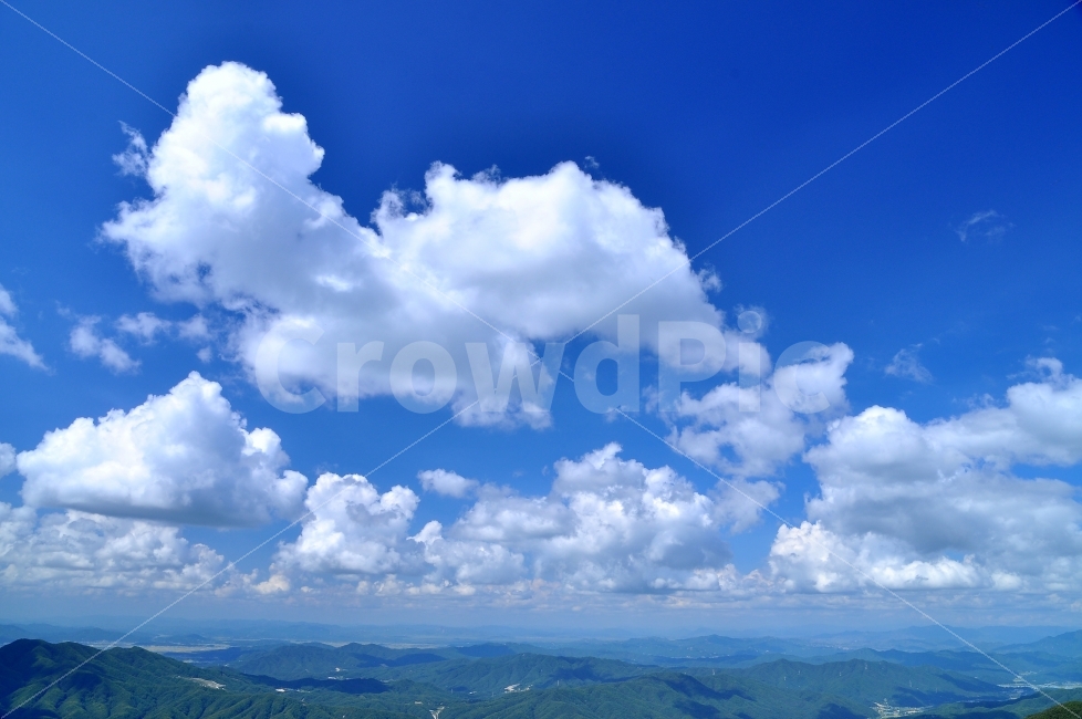 구름,뭉게구름,맑은날,하늘,상쾌함,산위에서,서정,시원함,sky,sns,ebook,bluesky,mountain,weather,원경,시안,디자인,디자이너,홈페이지,사보,카다로그,모바일,콘텐츠,마케팅,잡지,광고,전단,배너,팝업,청정,해맑은,산,멀리,바라보다,둥실둥실,기상,날씨,기상청,오염없는,청명,비온후,그림자,햇살,투명,파랑,블루톤,자연,풍경,nature,landscape,outdoors,옥외,azure sky,푸른 하늘