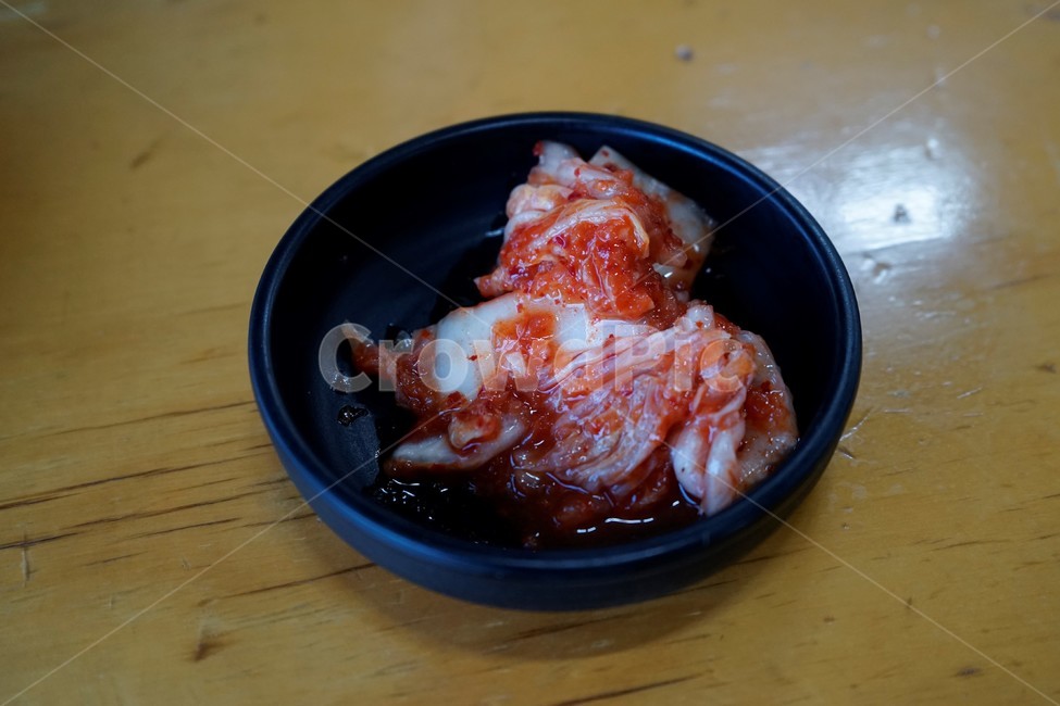 접시,반찬,김치,발효식품,한국전통음식,겨울김장김치,배추,고춧가루,젓갈,생새우,명태,돼지고기,시원한맛,수육,음식,식재료,요리,food,cook,meal,dishes,food reserves