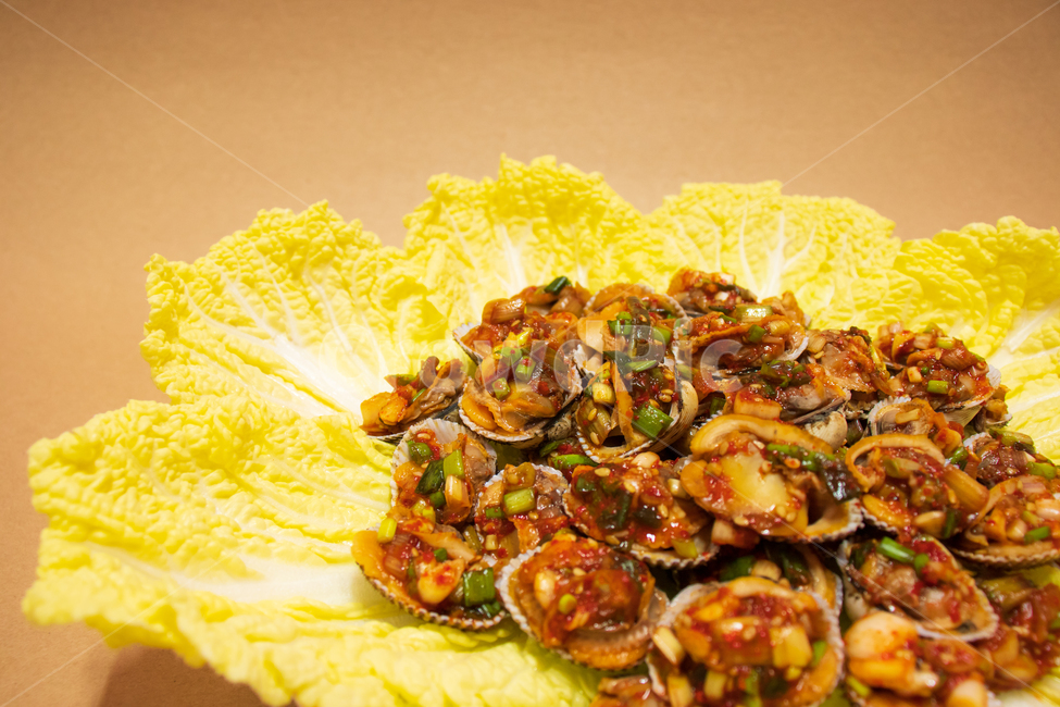 꼬막무침,꼬막,배추,한국음식,겨울,제철,음식,제철음식,겨울음식,한식,요리,반찬,무침,식사,식품,한국,어패류,조개,돌조개,돌조개과,해산물,해물,수산물,씨푸드,먹거리,먹을거리,점심,저녁,파티,홈파티,장식,데코,데코레이션,플레이팅,야채,채소,알배추,배추잎,배춧잎,꽃,꽃모양,예쁜,예쁘다,아름다운,아름답다,문화,가을,자연,소스,매운,맵다,짜다,양념,양념장,건강,홈메이드,신선한,홈메이드쿡,쿡,아시아,맛,맛있는,매콤한,백그라운드,바탕,배경,cockle,clam,seafood,cabbage,cabbageleaves,chinesecabbage,napacabbage,food,koreanfood,vegetable,korea,culture,meal,cooking,cuisine,cook,eat,winter,health,healthy,homemade,spicy,hot,asia,sauces,eating,natural,nature,decor,decoration,fresh,beautiful,party,lunch,dinner,dish,plate,delicious,tasty,background,음식,식재료,요리,food,cook,meal,dishes,food reserves,한식,한국음식,한국요리,korean food,korean dishes,korean meal,korean cook