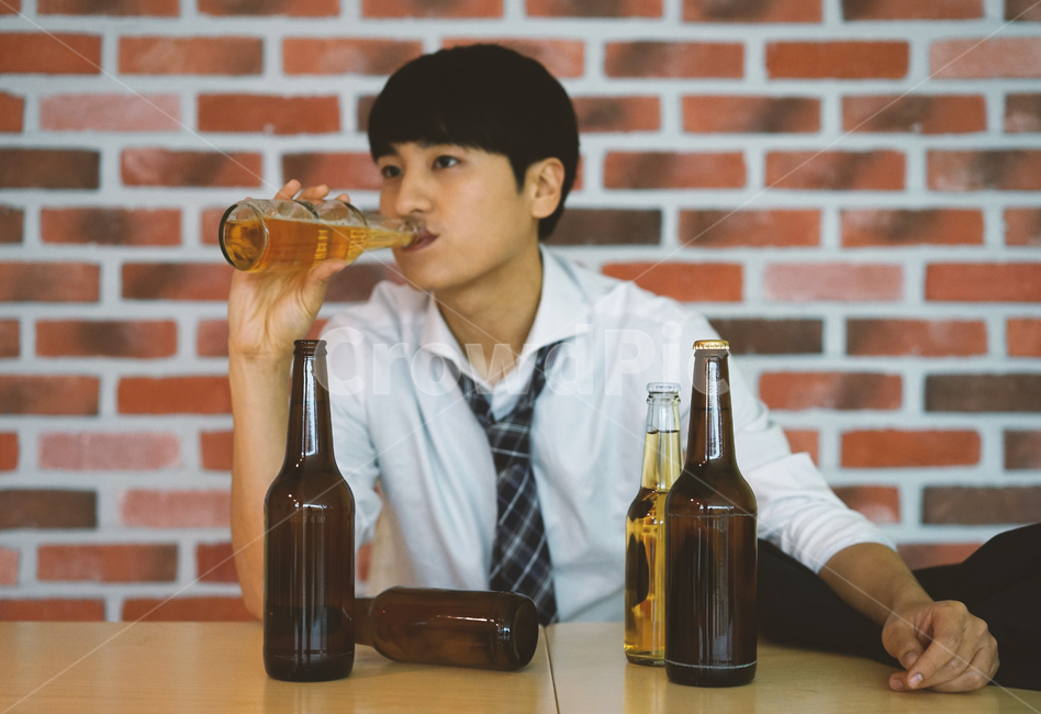 남성,남자,펍,맥주,비어,beer,술,음주,과음,맥주병,병맥주,알코올,사람,인물,인간,human,person,남성,남자,man,male,술,주류,alcohol,산업,industry,industrial,비즈니스,사업,business,service,work