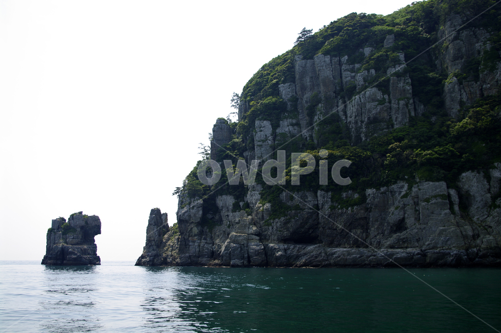 암석,바위,하늘,구름,섬,바다,자연,풍경,nature,landscape,ocean,대양,water,물,outdoors,옥외,sea,land,땅,shoreline,해안선,coast,연안