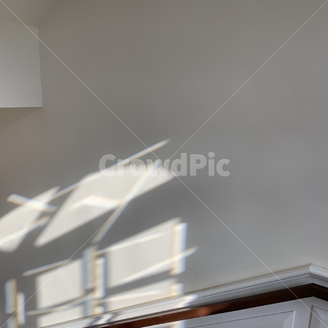 창문,window,계단,stair,white,흰색,빛,light,rainbow,무지개,그림자,shadow