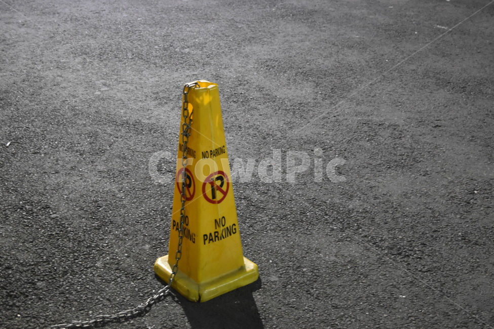 noparking,주차금지,주차금지표지판,길,도로,노란색,표지판,고깔,금지,저녁,아스팔트,사슬,길가,사각뿔