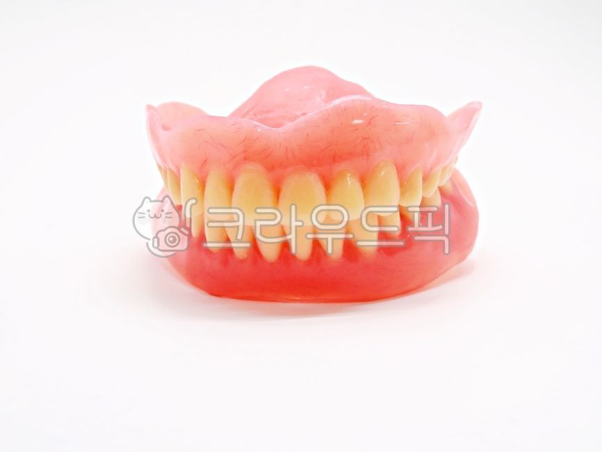 치과,치의학,틀니,총의치,의료,전체틀니,의치,레진,레진베이스,상악,하악,치과의원,치과병원,의학,보건,구강보건,구강위생,치료,진료,무치악,노인,환자,건강보험,보험틀니,보험수가,사물,오브젝트,치과의사,보철,치과기공,교합,치아,teeth,bite,dentistry,dental,dentist,denture,resin,treatment,mouth,입,jaw,턱,oral,구강,배경,하얀색,핑크색,background,object