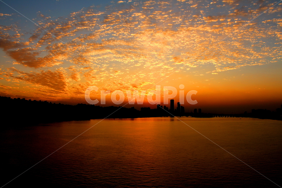 강,호수,석양,노을,풍경,도시,풍경,city,landscape,실루엣,그림자,silhouette,shadow,nature,자연,outdoors,옥외,sky,하늘,red sky,붉은 하늘,dusk,황혼,dawn,새벽,sunset,일몰