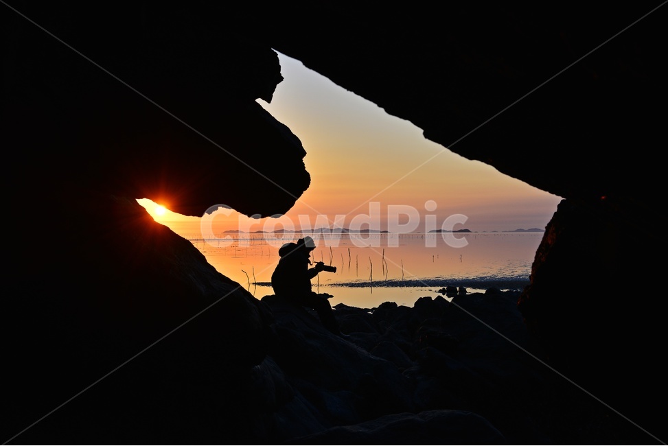 nature,자연,outdoors,옥외,sea,바다,water,물,ocean,대양,shoreline,해안선,coast,연안,영광,백수,백수해변,해변,해식동굴,일몰,황혼,light,빛,flare,플레어,cave,동굴,사람,인간