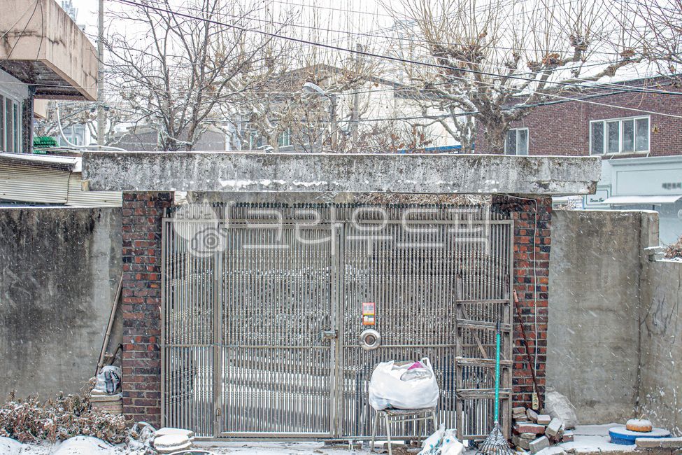 문,construction,구성,gate,철문,마당,눈,겨울