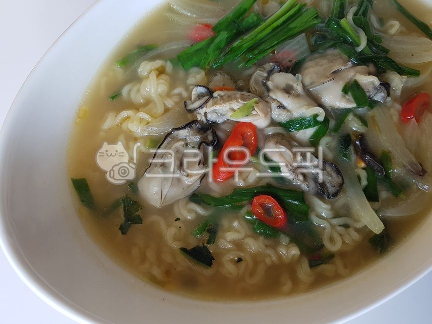 굴짬뽕,국수,라면,굴라면,하얀라면,면요리,힌식,인스턴트라면,국물,부추,건강한라면요리,따뜻한국물,굴,음식,짬봉,짬뽕,오뚜기굴짬뽕,마일드,순한맛,하얀짬뽕,누들스프,부추라면,오이스터