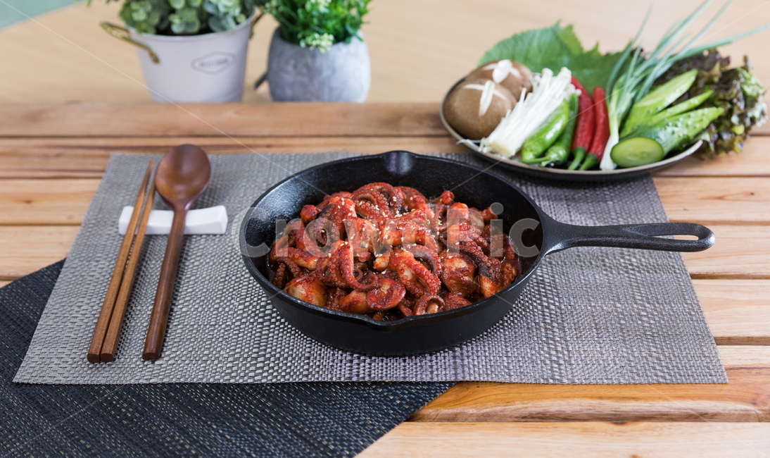 주꾸미,요리,다이어트,매운음식,식기류,건강식,조리법,소면,그릇,테이블,식사,맛있다,먹다,별미,낙지,문어,맵다,짜다,준비,숟가락,식탁,붉다,해산물,바다요리,재료,한국,전통,음식,배고프다,무침,볶음,프라이팬,식당,밥,볶다,젓가락,매콤하다,양념,음식,식재료,요리,food,cook,meal,dishes,food reserves,한식,한국음식,한국요리,korean food,korean dishes,korean meal,korean cook