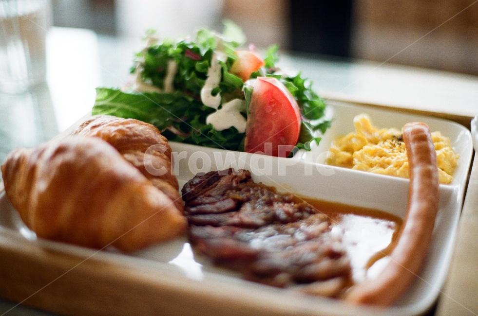 스테이크,브런치,맛있는,음식,양식,건강한,소세지,달걀,계란,빵,샐러드,식판,필름사진,감성사진,brunch,delicious,bread,salad,health,egg,film,sensitive,음식,식재료,요리,food,cook,meal,dishes,food reserves,아침식사,조식,브런치,breakfast,brunch,감성,sensible,feeling