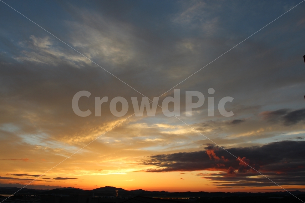 하늘,석양,구름,붉은석양,지는해,자연,풍경,nature,landscape,outdoors,옥외,sky,dusk,황혼,sunset,일몰,red sky,붉은 하늘,dawn,새벽,sunlight,햇빛