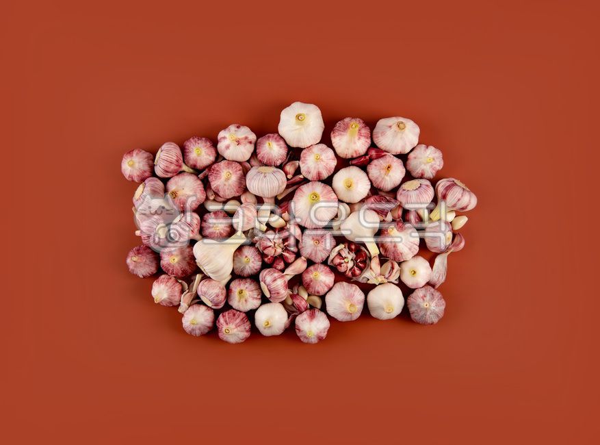 studio,healthy diet,Perpendicular,Nukki,Airline,concept,aerial view,skin,fresh garlic,still life,white background,green garlic,crops,vegetable,inside,harvesting,red background,whole garlic,Production,Food Ingredients,ingredients,diet,Many,six sides,organi