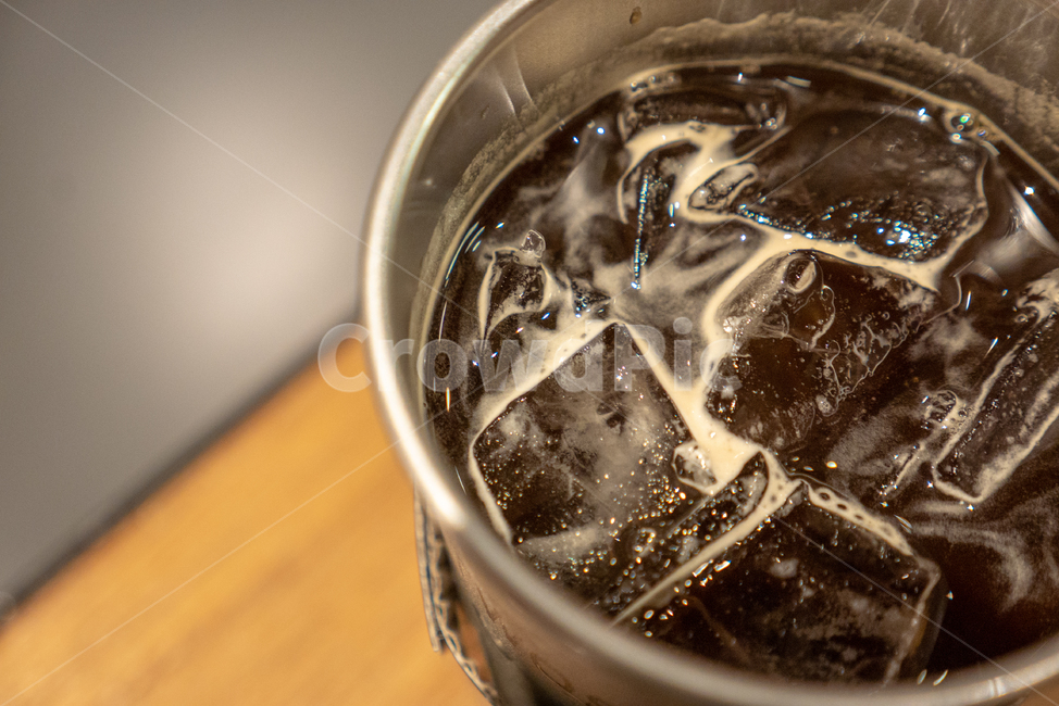 아이스아메리카노,시원한,아이스,iced,icedcoffee,커피,블랙커피,아이스커피,americano,얼음,스테인리스컵,컵,나무테이블,커피,카페,coffee,cafe
