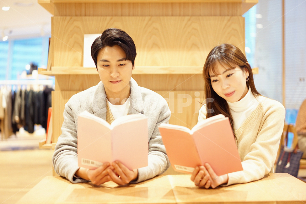 커플,연인,데이트,남녀,couple,독서,책,book,연애,사람,인물,인간,human,person,연인,커플,사랑,lover,couple