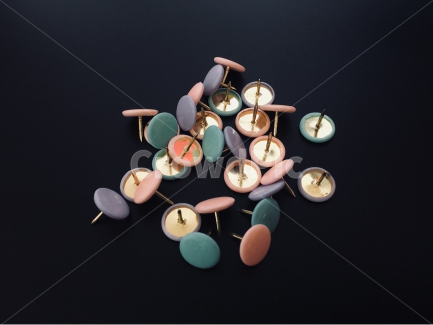 압정,사무용품,사물,핀,압핀,컬러핀,정물,물건,사물,물건,오브젝트,thing,object,matter,학용품,문구류,사무용품,school supplies,stationery,office supplies
