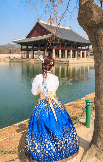 경복궁,경회루,한복,여성,전통,복장,의복,비단,실크,연못,궁전,궁궐,문화,문화유산,유적,풍경,경치,봄,나뭇가지,고운,자태,아름다운,우아한,건물,건축,기와,기와지붕,고궁,댕기머리,패션,서울,한국전통,한국문화,korean traditional,korean culture,한복,한국전통의상,hanbok,korean traditional clothes,랜드마크,landmark,tourist attraction,한국랜드마크,한국관광지,한국명소,korea landmark,korea tourist attraction,사람,인물,인간,human,person,여성,여자,woman,female,lady,건축물,건물외관,exterior,building,structure,architecture,construction