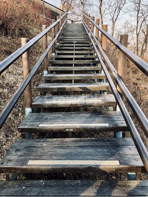 하늘공원,야외,하늘,해질녘,sky,park,sunset,자연,풍경,nature,landscape,staircase,계단,banister,난간,handrail,transportation,교통,railway,철도,rail,레일,train track,기찻길,railing