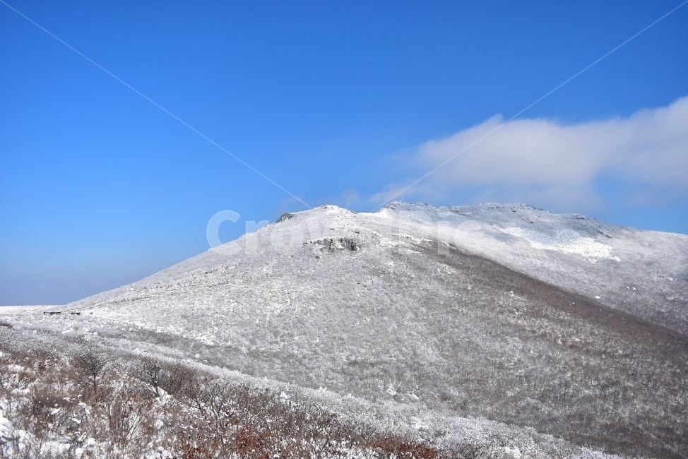 무등산,국립공원,풍경,힐링,산행,설경,상고대,서리꽃,서석대,입석대,안양산,백마능선,장불재,증심사,중봉,중머리재,천왕봉,지왕봉,Korea,National,Park,눈풍경,등산,주상절리,판타스틱,겨울왕국,겨울,지질공원,인왕봉,천지인,설국,2018년,1월,눈꽃,파란하늘,트레킹,winter,landscape,감성,아름다운,황홀한,장관,비경,선경,최고,사진,겨울,계절,winter,season,자연,풍경,nature,landscape,한국자연풍경,한국자연경관,korea nature landscape,slope,경사,outdoors,옥외,mountain,산,mountain range,산맥