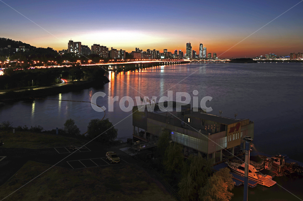 일몰,한강,붉은노을,한강둔치,동작대교남단,수상구조대,올림픽대로,조명,반영,야경