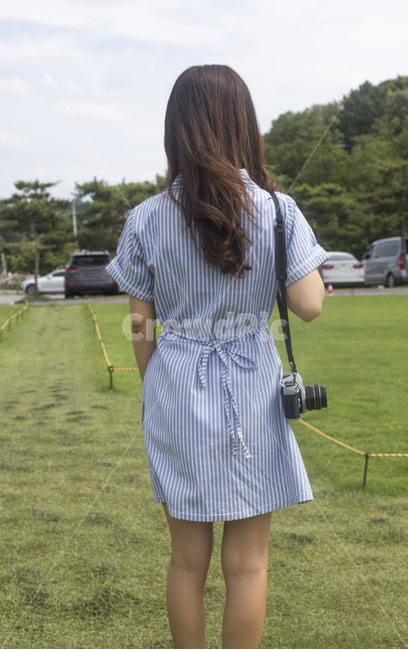 카메라,필름,필름카메라,빈티지,레트로,아날로그,촬영,포토그래퍼,사진작가,작가,사진촬영,여자,뒷모습,원피스,스트라이프