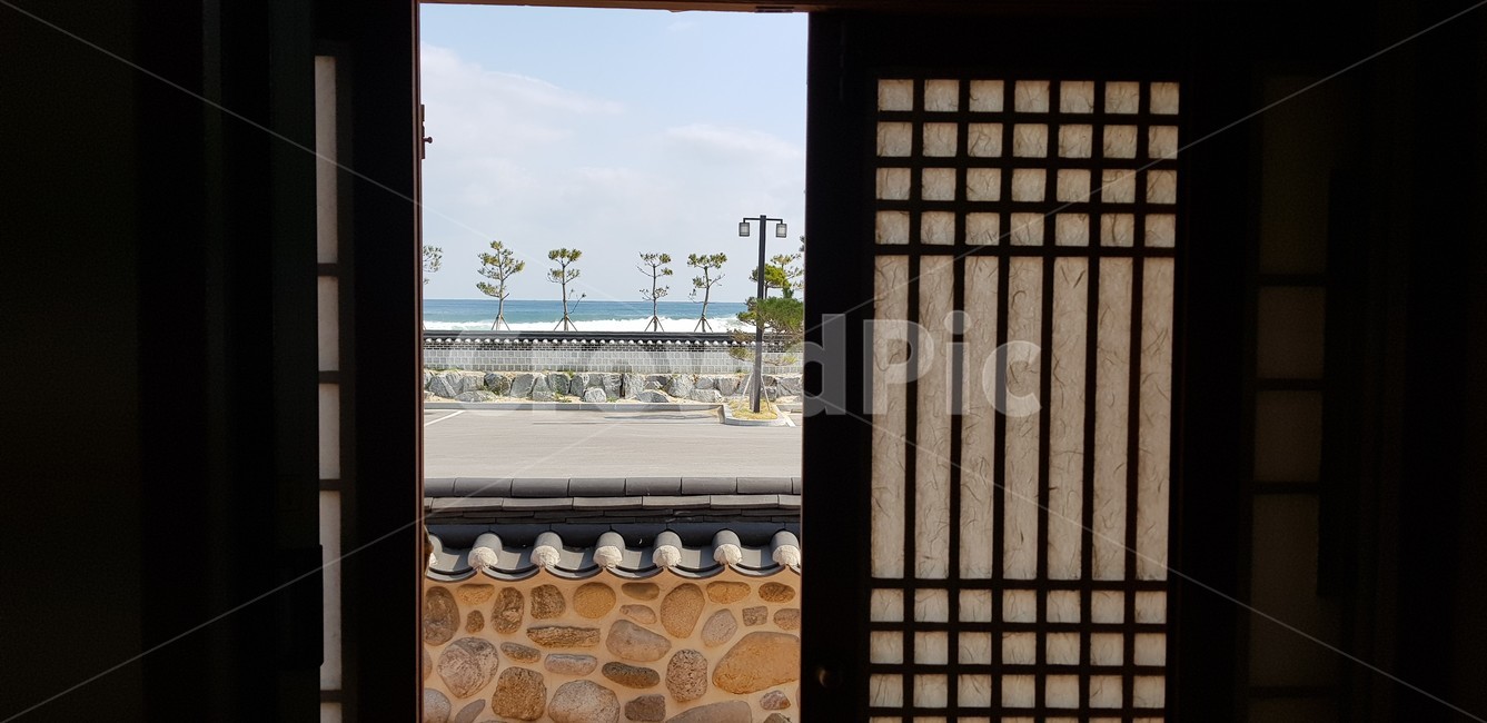 한옥,힐링,한국,한국적,동양,풍경,자연,바다,기와집,창밖,문,한국전통,한국문화,korean traditional,korean culture