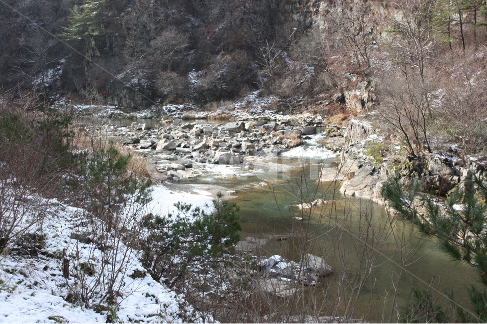 물,시냇물,바위,나무,산,풍경,소금강,겨울,계절,winter,season,자연,풍경,nature,landscape,한국자연풍경,한국자연경관,korea nature landscape,outdoors,옥외,land,땅,water