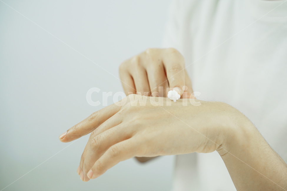 손,신체일부,뷰티,스킨케어,피부관리,화장품,핸드크림,hand,cream,beauty,skincare,cosmetic,남성,사람,인물,인간,human,person,신체일부,몸,body,뷰티,미용,beauty treatment