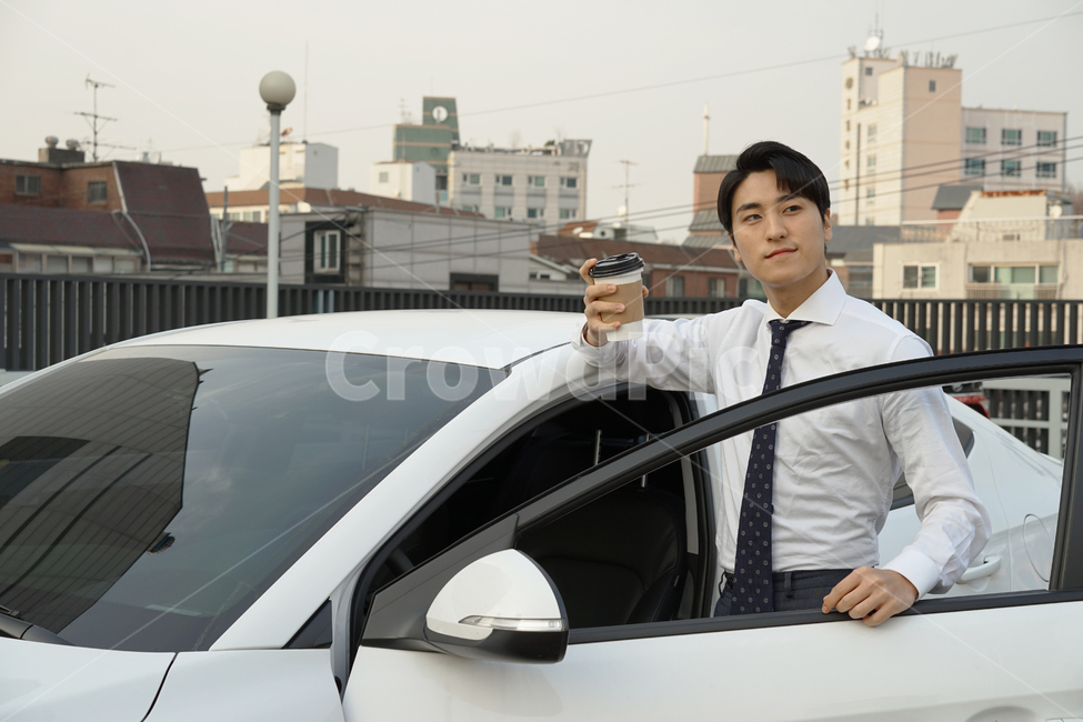 운전,차,차량,자동차,남자,남성,사람,직장인,출근,커피,카페인,피곤,운전자,주차장,여유,정장,사람,인물,인간,human,person,남성,남자,man,male,교통,교통수단,traffic,transportation,비즈니스,사업,business,service,work
