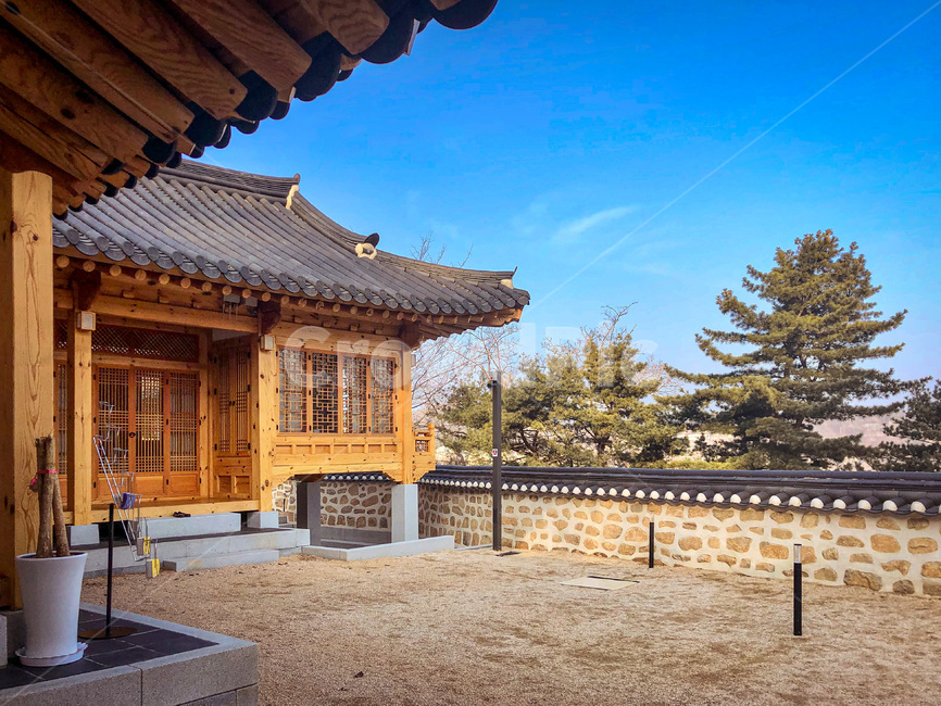한옥마을,한옥,지붕,한국,전통,한국전통,배경화면,한옥건축물,기와지붕,전통건축,푸른하늘,하늘,돌담,건물,기와집,기와,ancient,background,beautiful,culture,history,house,landscape,local,old,outdoor,roof,sky,traditional,wooden,architecture,한국전통,한국문화,korean traditional,korean culture,건축물,건물외관,exterior,building,structure,architecture,construction