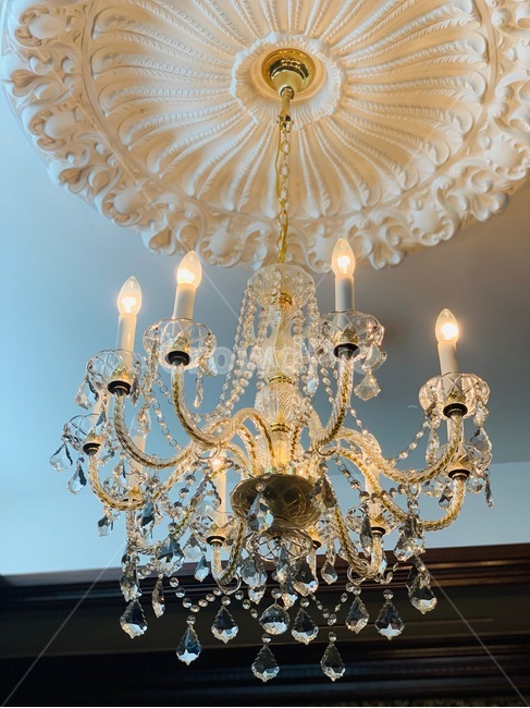 chandelier,샹들리에,lamp,램프,화려한,파티,무도회,조명,궁전,카페,레스토랑,restaurant,party,분위기