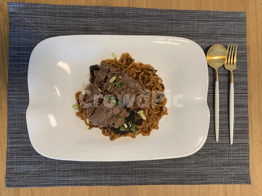 짜파구리,짜파게티,짜장라면,라면,짜장면,소고기,채끝살,점심,국수,너구리,흰접시,홈메이드,혼밥,집밥,포크,음식,한식,한국음식,koreanfood,noodles,noodle,blacknoodle,food