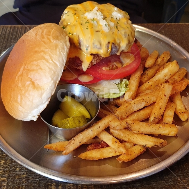 수제버거,햄버거,hamburger,음식,감자튀김,potatofries,치즈,cheese,푸짐한,맛있는,delicious,버거세트,hearty,노릇노릇,food