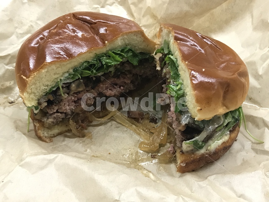 food,음식,burger,버거,햄버거,hamburger,half,halfcut,반토막,반쪽,배고파,hungry