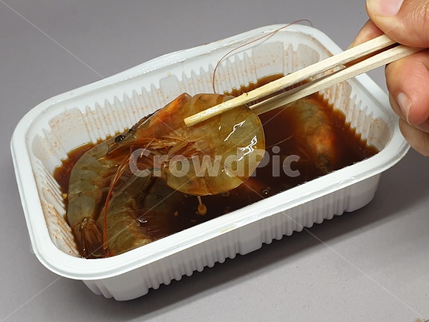 새우,간장새우,용기,플라스틱용기,간장,음식,안주,술안주,food,반찬,레시피,recipe,shrimp,prawn,해산물,수산물,시푸드,씨푸드,seafood,사물,오브젝트,object,ganjang,soysauce,soysauceshrimp,맛있는,맛있다,sealife,해양생물,dish,요리,손,손가락,손동작,젓가락,나무젓가락,hand,finger,chopsticks,woodenchopsticks