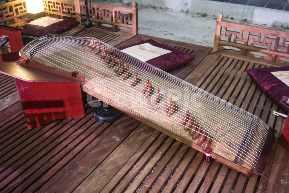 play,palace,art,traditional instrument,old times,sound,string instrument,tree,Gayageum,lighting,preparation,fusion,Korean traditional music,performance,musical instrument,music,Korean instrument,stage,Asia,culture,tradition,bridge,Korea