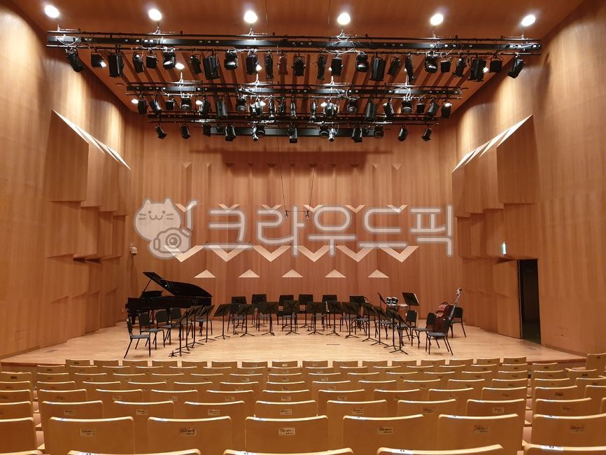 auditorium,강당,room,방,theater,극장,hall,홀,indoors,실내,공연장,연주,연주회,연주자,클래식,클래식공연,공연