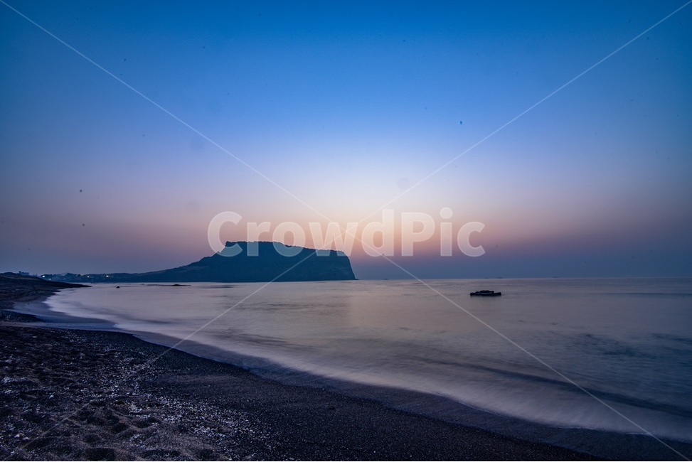 일출,노을,바다,제주도,성산일출봉,일몰,감성사진,태양,해,해변,주황하늘,자연,풍경,nature,landscape,한국자연풍경,한국자연경관,korea nature landscape,제주도,jeju,jeju island,outdoors,옥외,land,땅,water,물,shoreline,해안선,sea,ocean,대양,road,도로