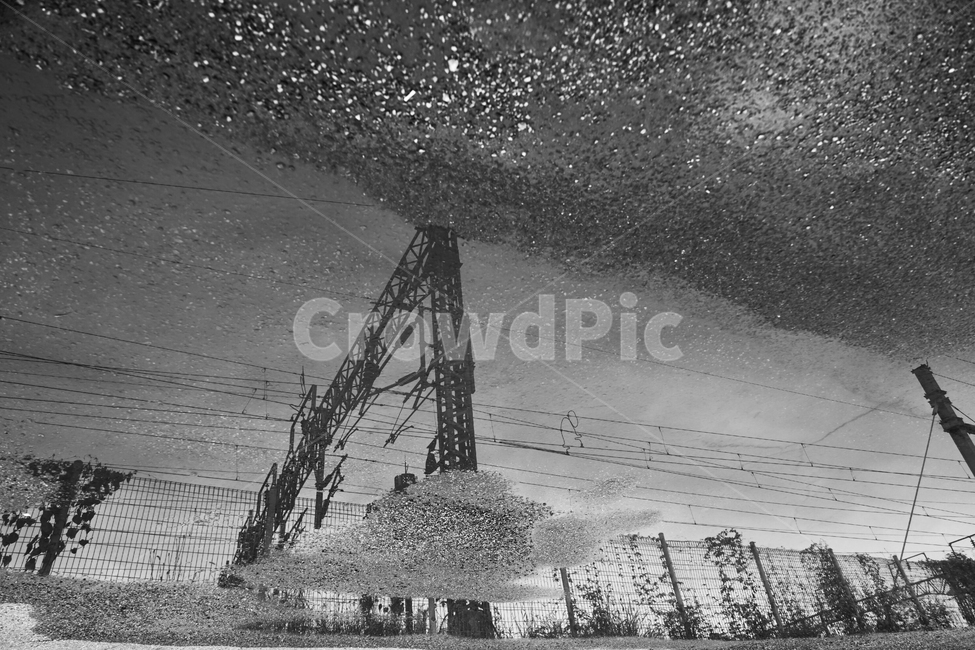 철탑,반영,빗물,전철,전주,전선,기차,전기,설비,흑백,모노톤,monochrome,black and white