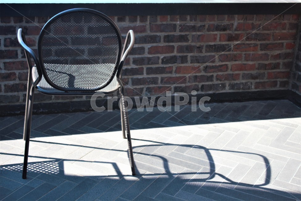 의자,철의자,그림자,메탈의자,chair,벽돌담,brick,brickwall,shade,shadow,metal,material,interior,인테리어,야외,석양,sunset,outdoor,outdoors,빈티지,vintage,background,배경,steel,벽돌,steelchair,metalchair