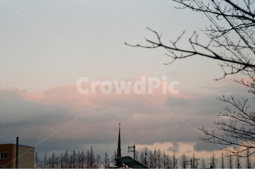 필름,필름사진,필름감성,film,동네,풍경,하늘,노을,구름,sunset,자연,풍경,nature,landscape,spire,첨탑,steeple,뾰족한 탑,tower,탑,architecture,건축물,building,건물