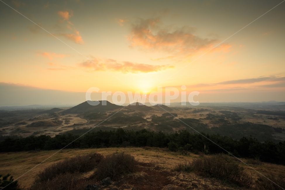 제주일출,일출sunrise,백약이오름,제주오름,제주,제주하늘,능선,철탑,분화구,성산일출봉,우도,아침햇살,canon,잔디,곶자왈,바닥,흙,자연,제주갈대,제주억새,제주일몰,일몰,하늘,여행,제주여행,제주인기,황금빛,새별,오름,새별오름,가을,제주가을,봄,여름,겨울,바다,일출,햇볕,햇살,풍경사진,풍경,작품,갈대,억새,광각,캐논,멋진사진,예쁜풍경,구름,자연,풍경,nature,landscape,한국자연풍경,한국자연경관,korea nature landscape,제주도,jeju,jeju island,outdoors,옥외,sky,red sky,붉은 하늘,sunset,dawn,새벽,dusk,황혼