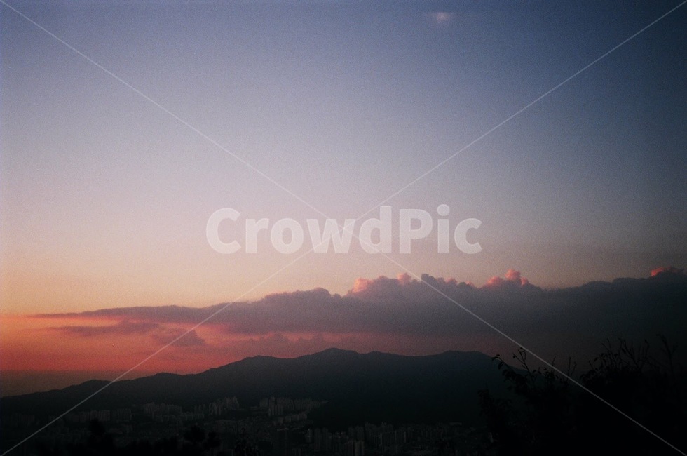노을,하늘,산,구름,저녁,밤,그라데이션,sunset,sky,mountain,cloud,eveningsky,night,gradation,자연,풍경,nature,landscape,outdoors,옥외,dusk,황혼,일몰,dawn,새벽,red sky,붉은 하늘