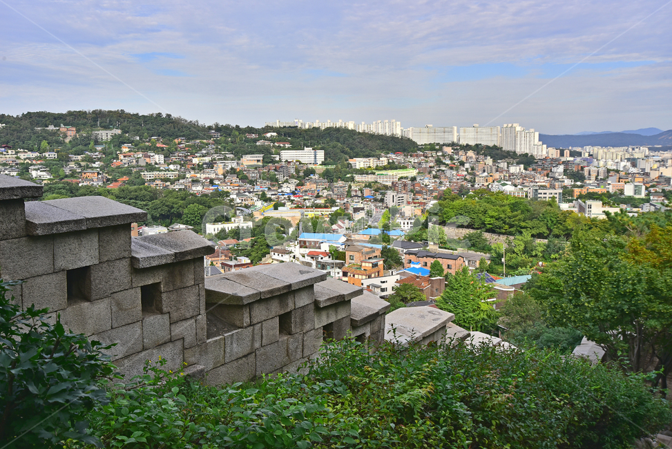한양도성,성곽길,한양도성둘레길,둘레길,서울,건축물,성벽,벽,담장,돌담,조선시대,hanyangwall,fortresswallofseoul,acapitalcity,acastletown,castle,fortress,stronghold,유물,전통문화,보존,복원,산책로,산책길,풍경,경치,옥외,야외,outdoor,녹지,환경,자연,그린,초록색,녹색,숲,도시풍경